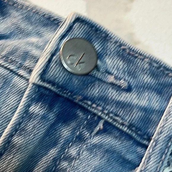 Calvin Klein Light denim jean shorts. Size 26 - Picture 2 of 8
